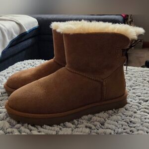 UGG Chestnut Short Shearling Winter Boots